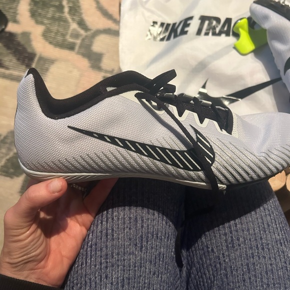 Nike Air Zoom Rival M 9 Spikes in Pure Platinum and Black - Picture 5 of 11